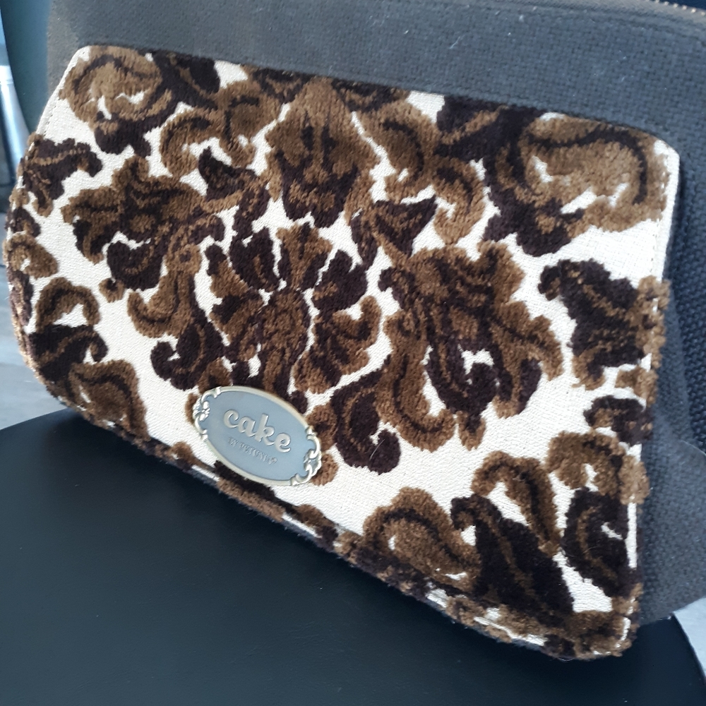 Cake by petunia clutch